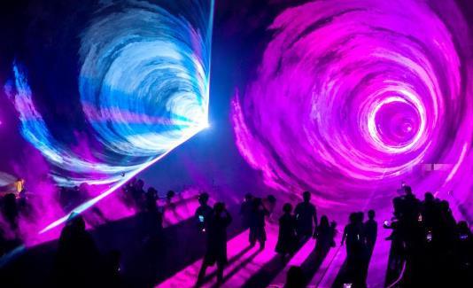 湖北武汉：“光影奇幻夜”热力全开点亮夏夜