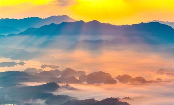 浙江杭州：千岛湖晨曦如梦似幻 霞光漫天晨雾缭绕